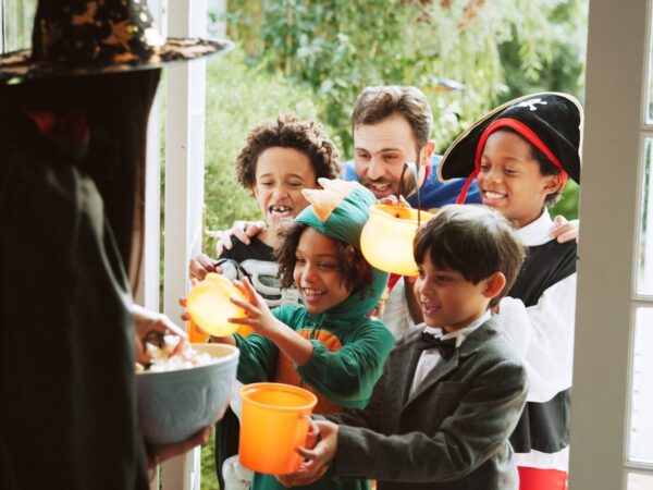 A family trick-or-treating.